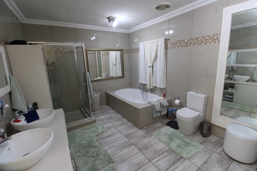 6 Bedroom Property for Sale in Doringkruin North West